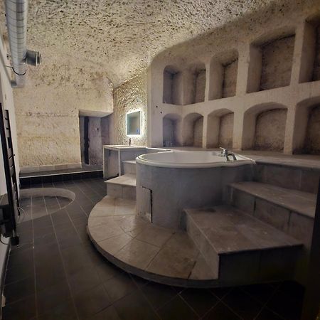 Troglodyte Baths Apartment Saint-Etienne-de-Chigny Bagian luar foto