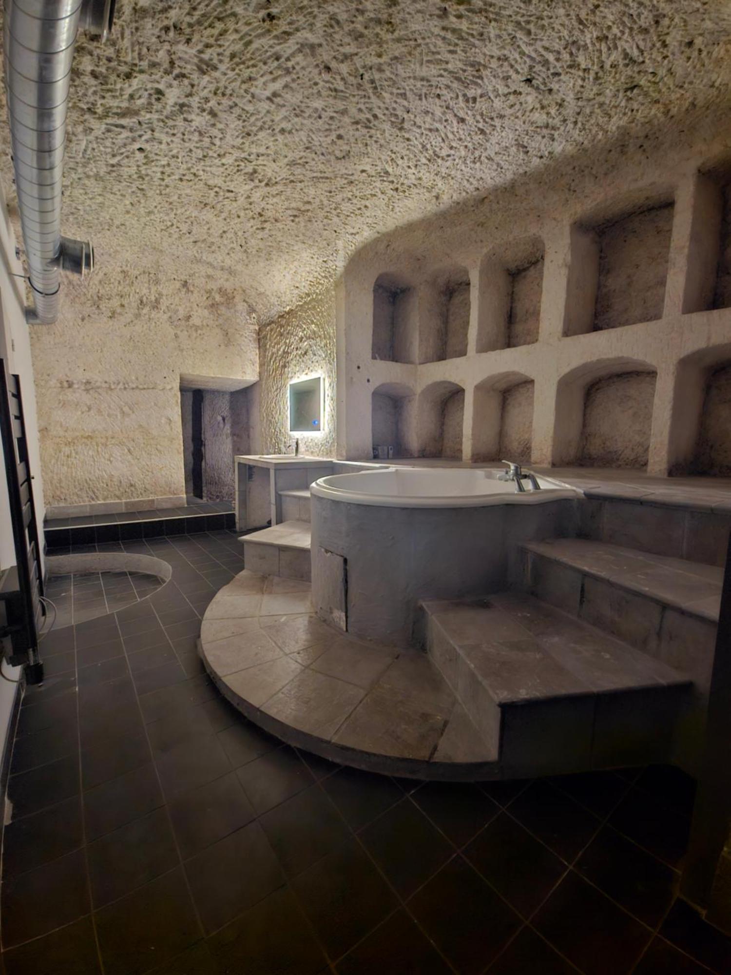 Troglodyte Baths Apartment Saint-Etienne-de-Chigny Bagian luar foto