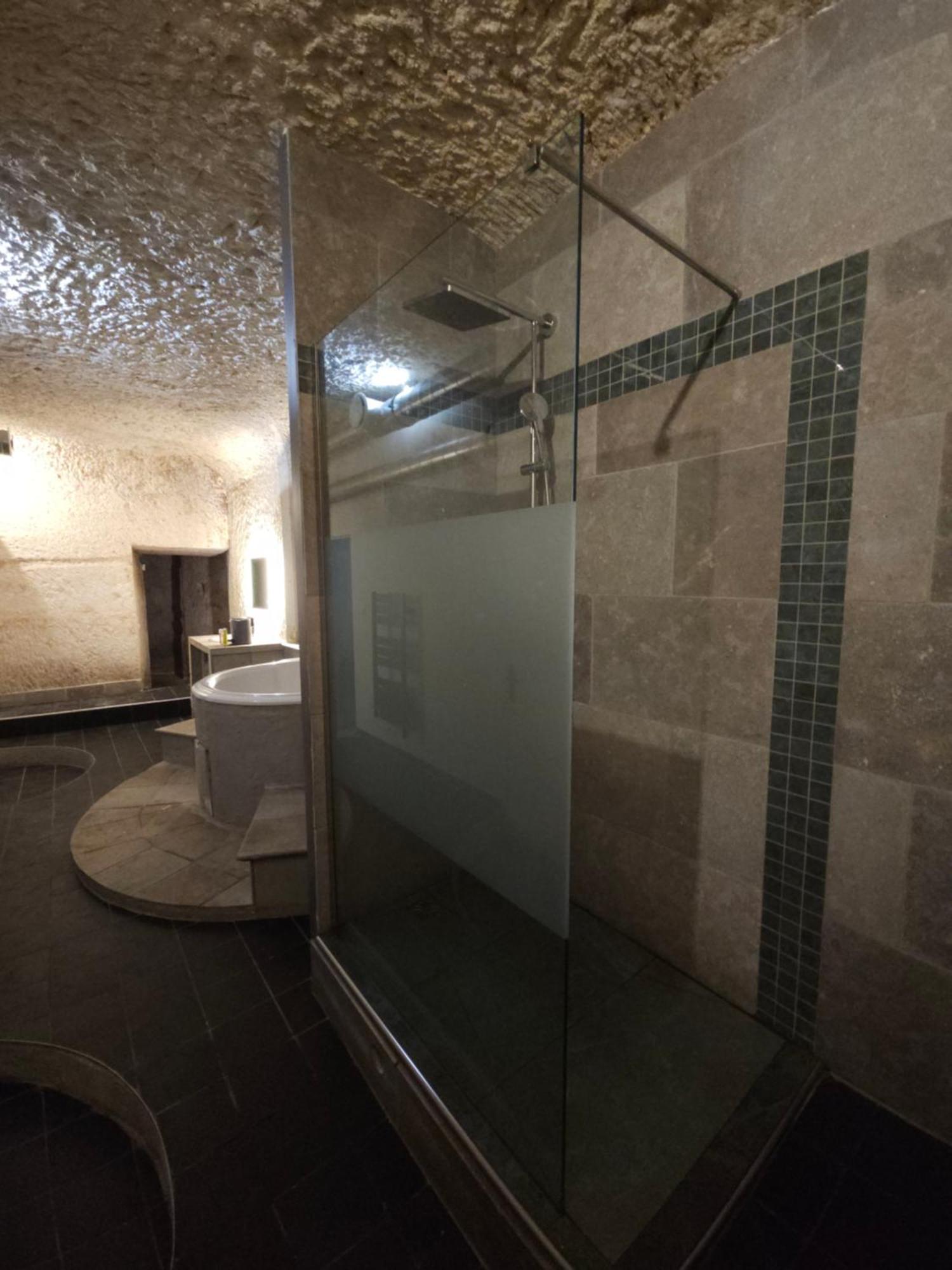 Troglodyte Baths Apartment Saint-Etienne-de-Chigny Bagian luar foto